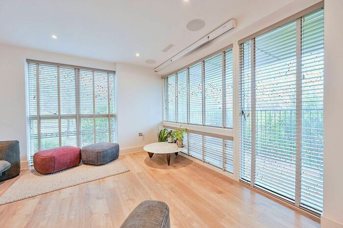 2 Bedroom Flat To Rent In Lakeside Drive, Park Royal, London, NW10