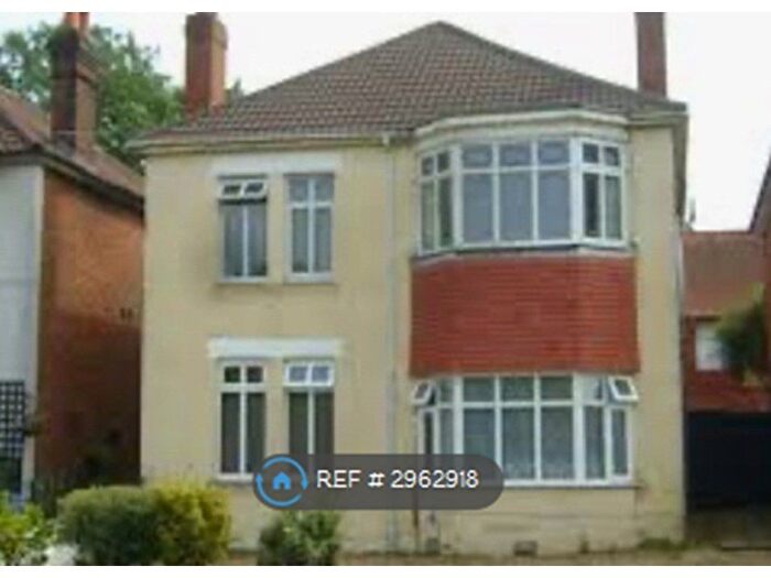 2 Bedroom Flat To Rent In Holdenhurst Road Orp, Bournemouth, BH8