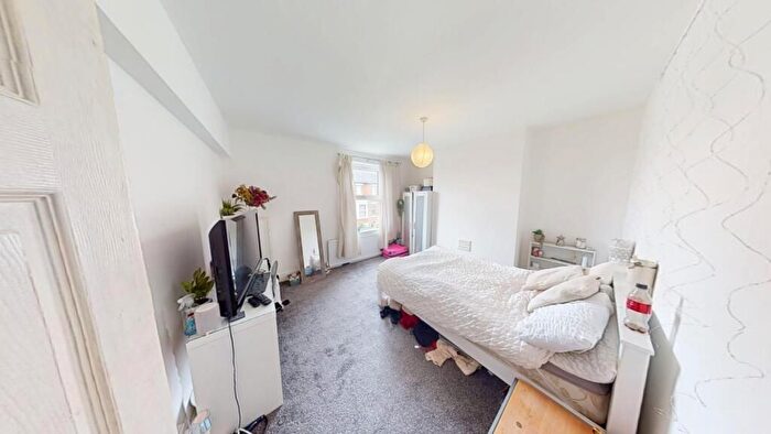 4 Bedroom Semi-Detached House To Rent In Burford Road, Nottingham, NG7