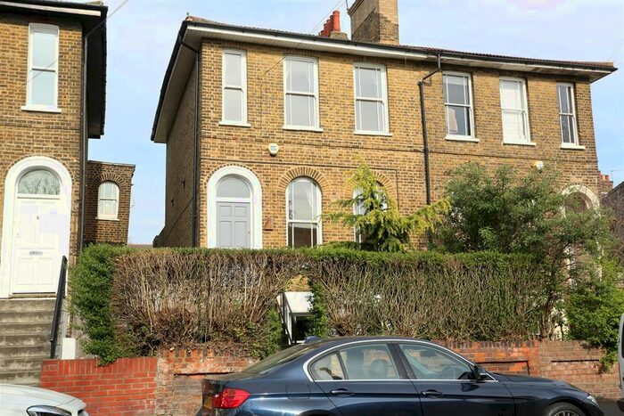 2 Bedroom Maisonette To Rent In East Avenue, Walthamstow, London, E17