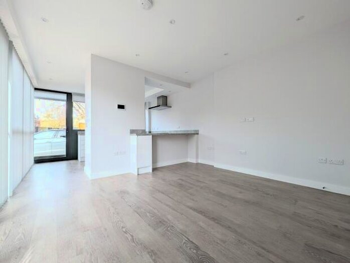 1 Bedroom Flat To Rent In Norfolk House, Horsham, RH12