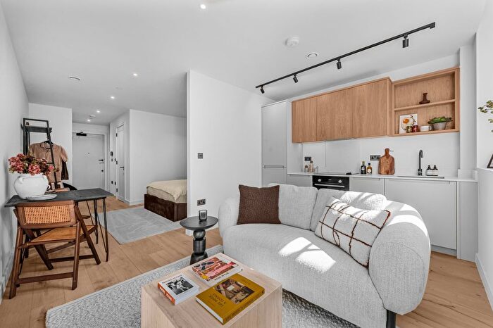 Studio To Rent In Hollybush Gardens, London, E2