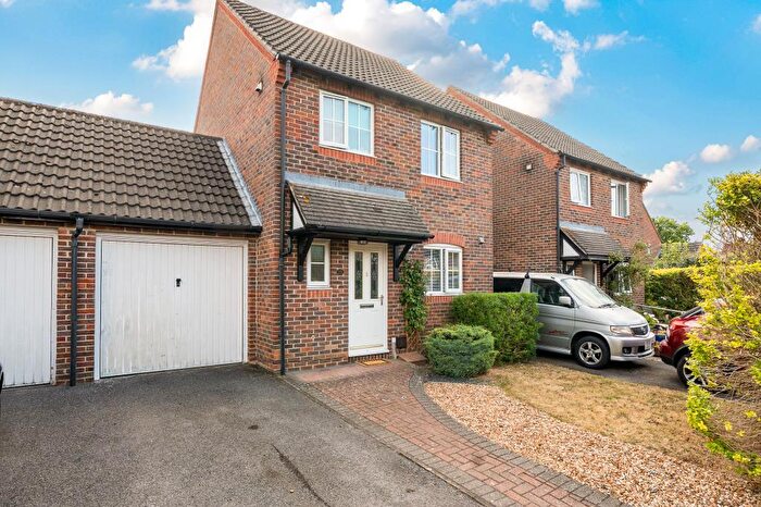 3 Bedroom Link Detached House For Sale In Simmons Field, Thatcham, RG18