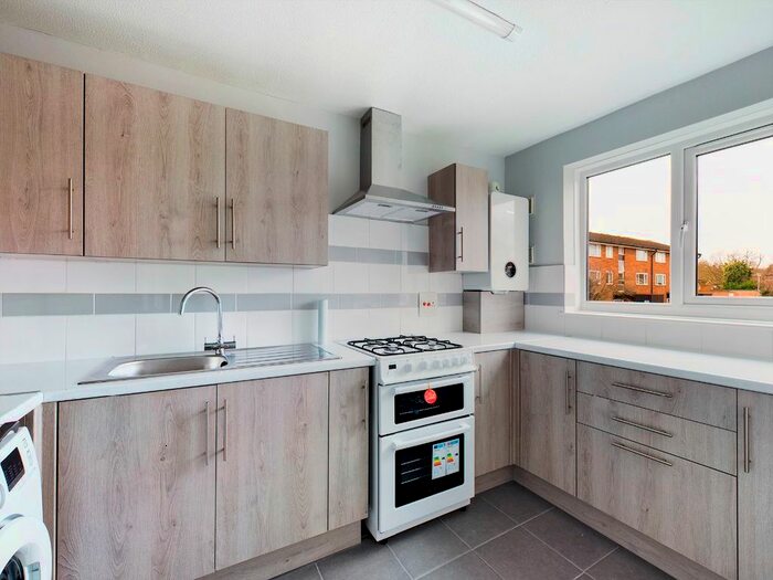 2 Bedroom Flat To Rent In Middlefields, Forestdale, Croydon, CR0