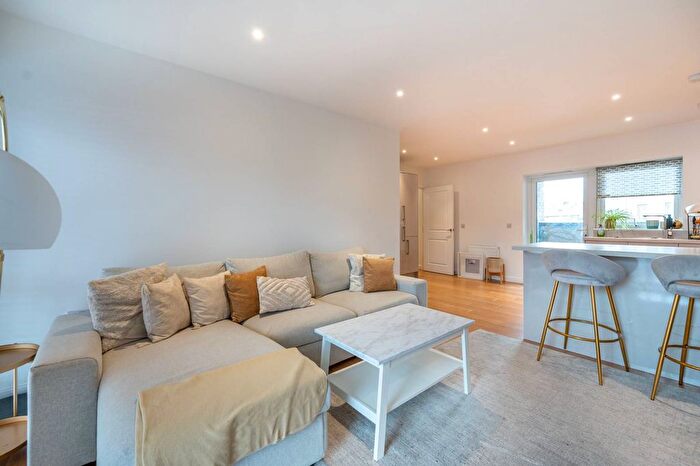 2 Bedroom Flat To Rent In High Road Leyton, Leyton, London, E10