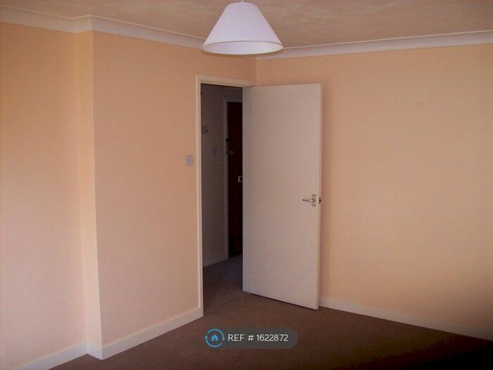 1 Bedroom Flat To Rent In Robyns Way, Edenbridge, TN8