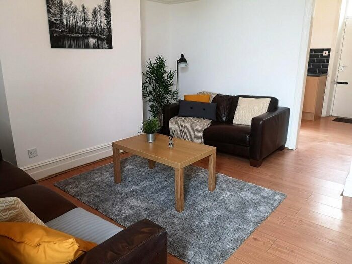 4 Bedroom Terraced House To Rent In Wakefield Road, Huddersfield, HD5