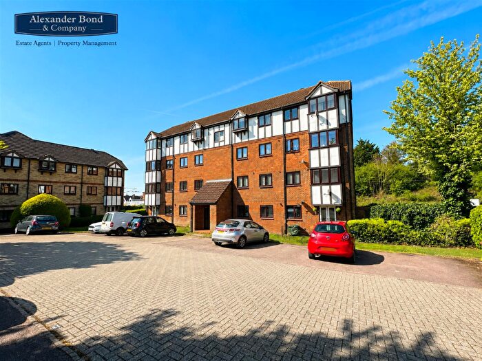 2 Bedroom Apartment For Sale In Kerr Close, Knebworth, SG3
