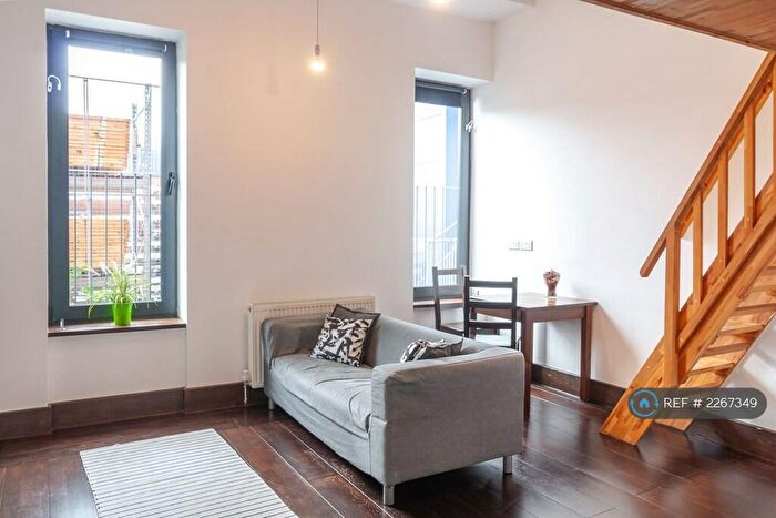 Studio To Rent In Hanover House, London, NW2