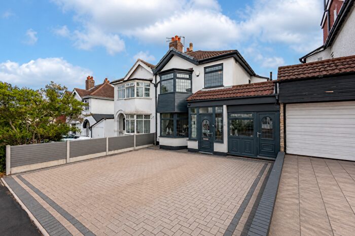 4 Bedroom Semi-Detached House To Rent In Holly Road, Oldbury, B68