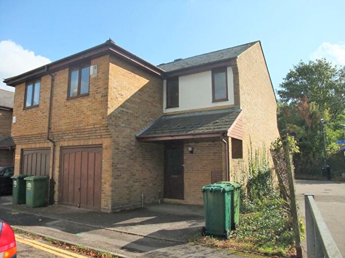 3 Bedroom End Of Terrace House To Rent In George Street, Staines, TW18