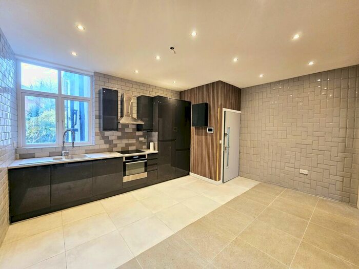 2 Bedroom Apartment To Rent In Archway Road, Highgate, N6