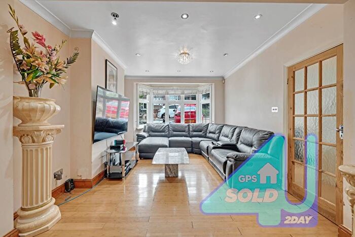 3 Bedroom Terraced House For Sale In Ferney Road, Barnet, EN4