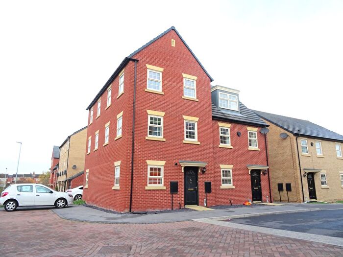 2 Bedroom Town House To Rent In Fallbrook Road, Castleford, WF10