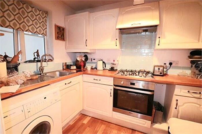 2 Bedroom Flat To Rent In Oliver Court, Draymans Way, TW7