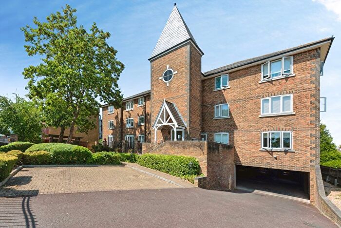 2 Bedroom Flat For Sale In Cheam Common Road, Worcester Park, Surrey, KT4
