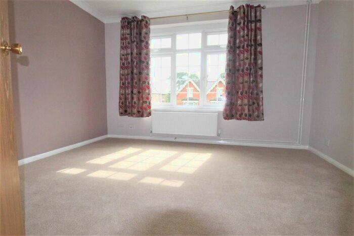 1 Bedroom Flat To Rent In Abbotsbury Court, Horsham, West Sussex, RH13