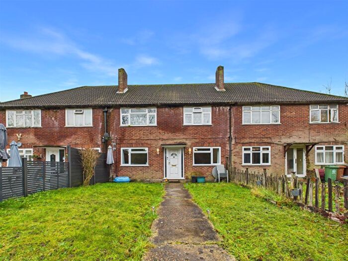 2 Bedroom Maisonette For Sale In Grove Lane, Coulsdon, CR5