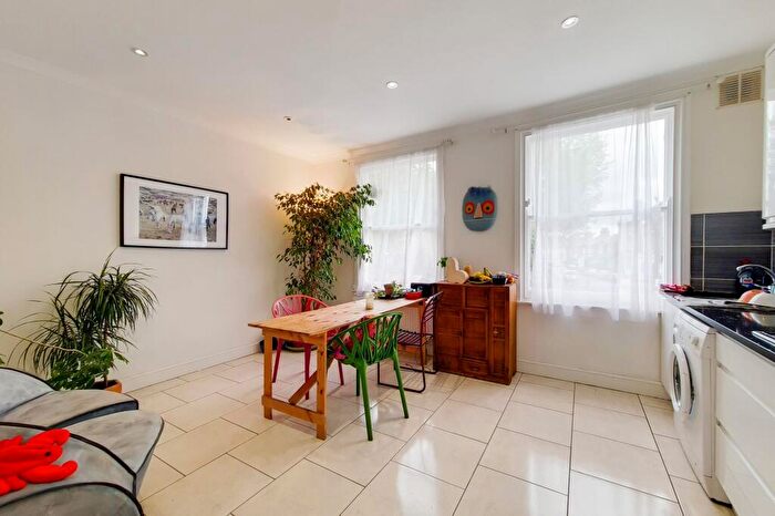 2 Bedroom Flat To Rent In Lewisham Way, London, SE4
