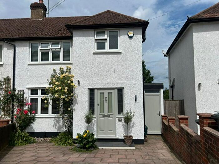 3 Bedroom Semi-Detached House For Sale In Vivian Close, Watford, WD19