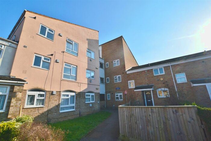 1 Bedroom Flat For Sale In Pennine Road, Slough, Slough, SL2