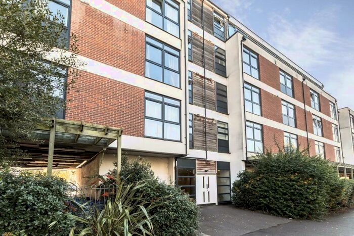 2 Bedroom Flat To Rent In Victoria Avenue, West Molesey, KT8