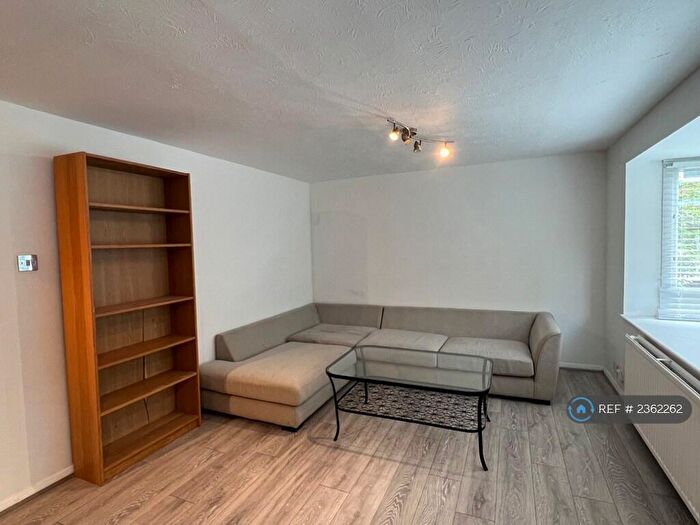 2 Bedroom Flat To Rent In Laburnum Close, London, N11