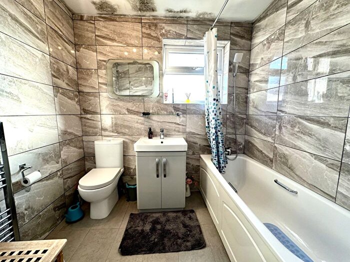 3 Bedroom End Of Terrace House For Sale In Pegg Road, Hounslow, TW5
