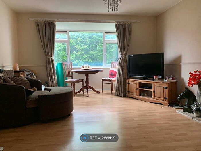 2 Bedroom Flat To Rent In Wragg Court, Cam, GL11