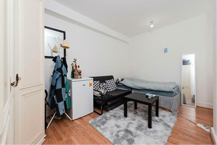 2 Bedroom Flat To Rent In Chelsea Cloisters, Sloane Avenue, London, SW3