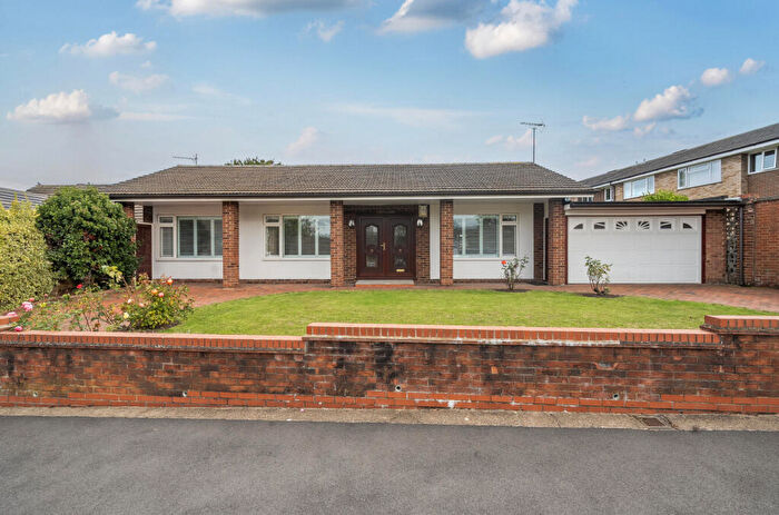 2 Bedroom Bungalow For Sale In Furness Avenue, Dunstable, Bedfordshire, LU6