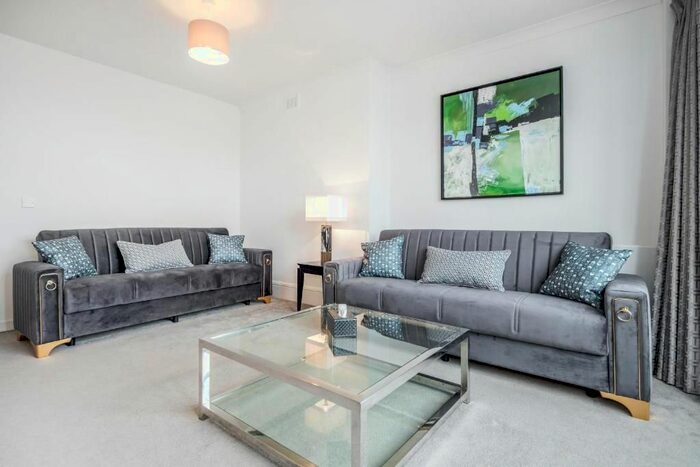 2 Bedroom Flat To Rent In Savoy Av, Covern Garden, WC2R