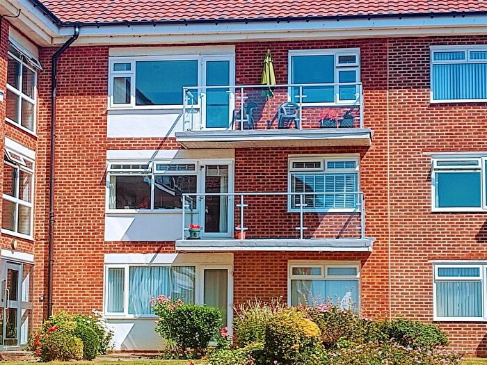 2 Bedroom Flat For Sale In Sutton Place, Bexhill-On-Sea, TN40