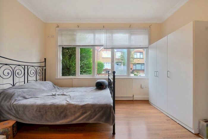 Apartment To Rent In Churston Gardens, London, N11