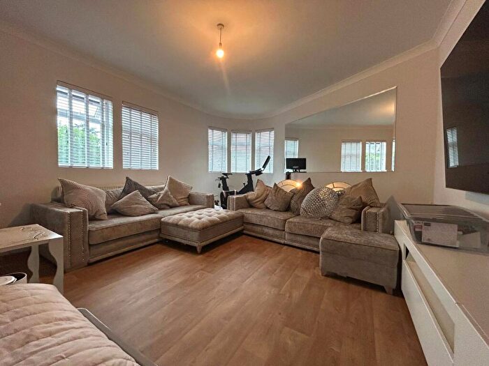 4 Bedroom Flat To Rent In Farnborough Road, Farnborough, Hampshire, GU14