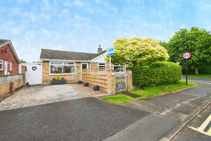 3 Bedroom Bungalow For Sale In Cotswold Way, York, YO32