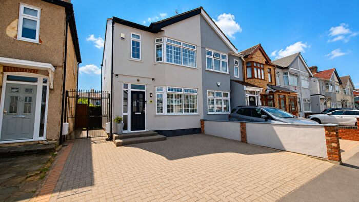 3 Bedroom End Of Terrace House For Sale In Hawthorn Avenue, Rainham, RM13