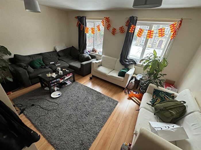 3 Bedroom Flat To Rent In Orchard Lodge, Hyde Park, Leeds, West Yorkshire, LS6