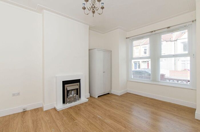3 Bedroom Flat To Rent In Bickley Street, Tooting, London, SW17