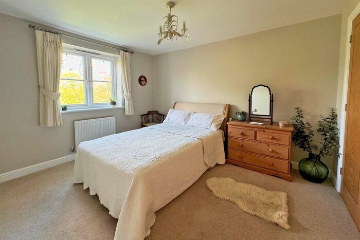 3 Bedroom Semi-Detached House For Sale In Wildwood Close, Chiddingfold, Godalming, GU8
