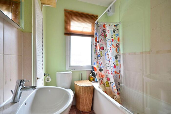 2 Bedroom Flat To Rent In Love Lane, Mitcham, CR4