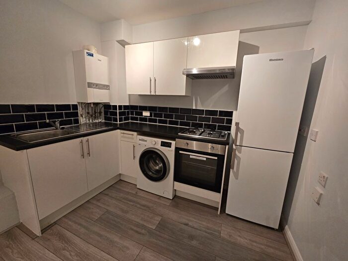 1 Bedroom Flat To Rent In Avington Court, Old Kent Road, Bermondsy, London, SE1