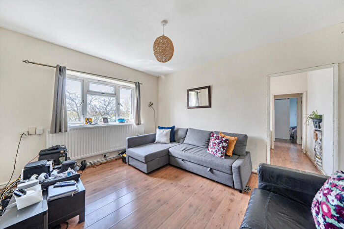 2 Bedroom Apartment For Sale In Bromley Road, London, SE6