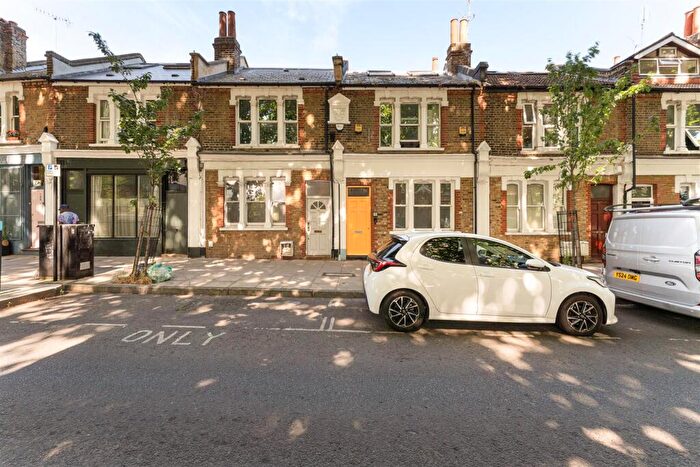2 Bedroom Maisonette For Sale In Shacklewell Lane, Hackney, London, E8