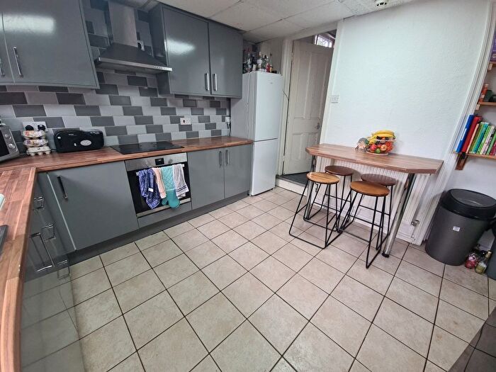 7 Bedroom Semi-Detached House To Rent In Delph Lane, Leeds, LS6