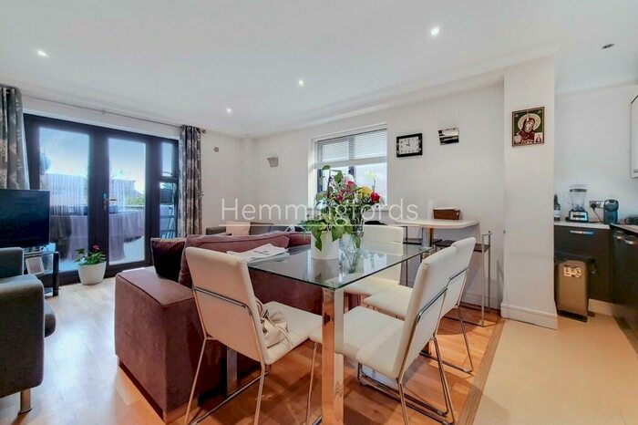 2 Bedroom Apartment To Rent In Maple Leaf Court, Palmers Green, N13