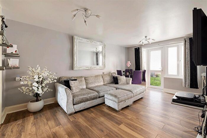 1 Bedroom Maisonette For Sale In Wilde Close, Hackney, E8