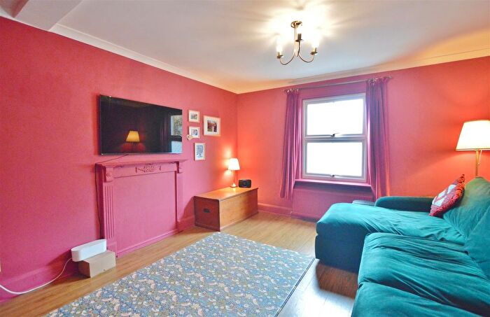 2 Bedroom End Of Terrace House For Sale In Vale Grove, Slough, SL1
