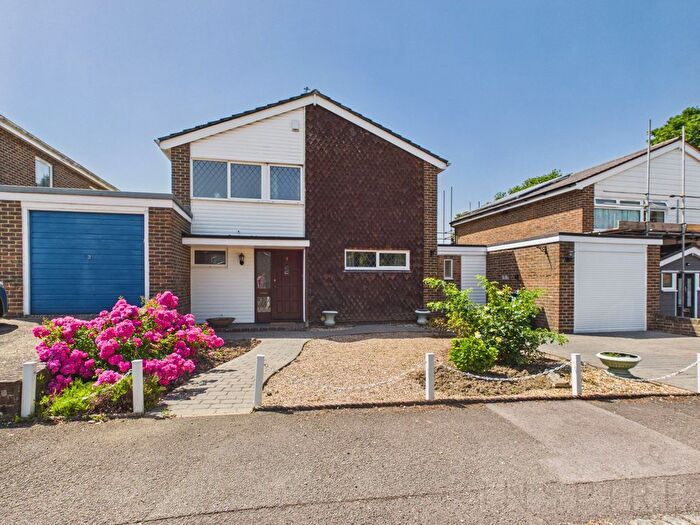 3 Bedroom Detached House For Sale In Kithurst Close, Crawley, RH11