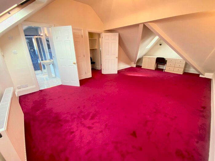 5 Bedroom Semi-Detached House To Rent In The Mall, London, N14